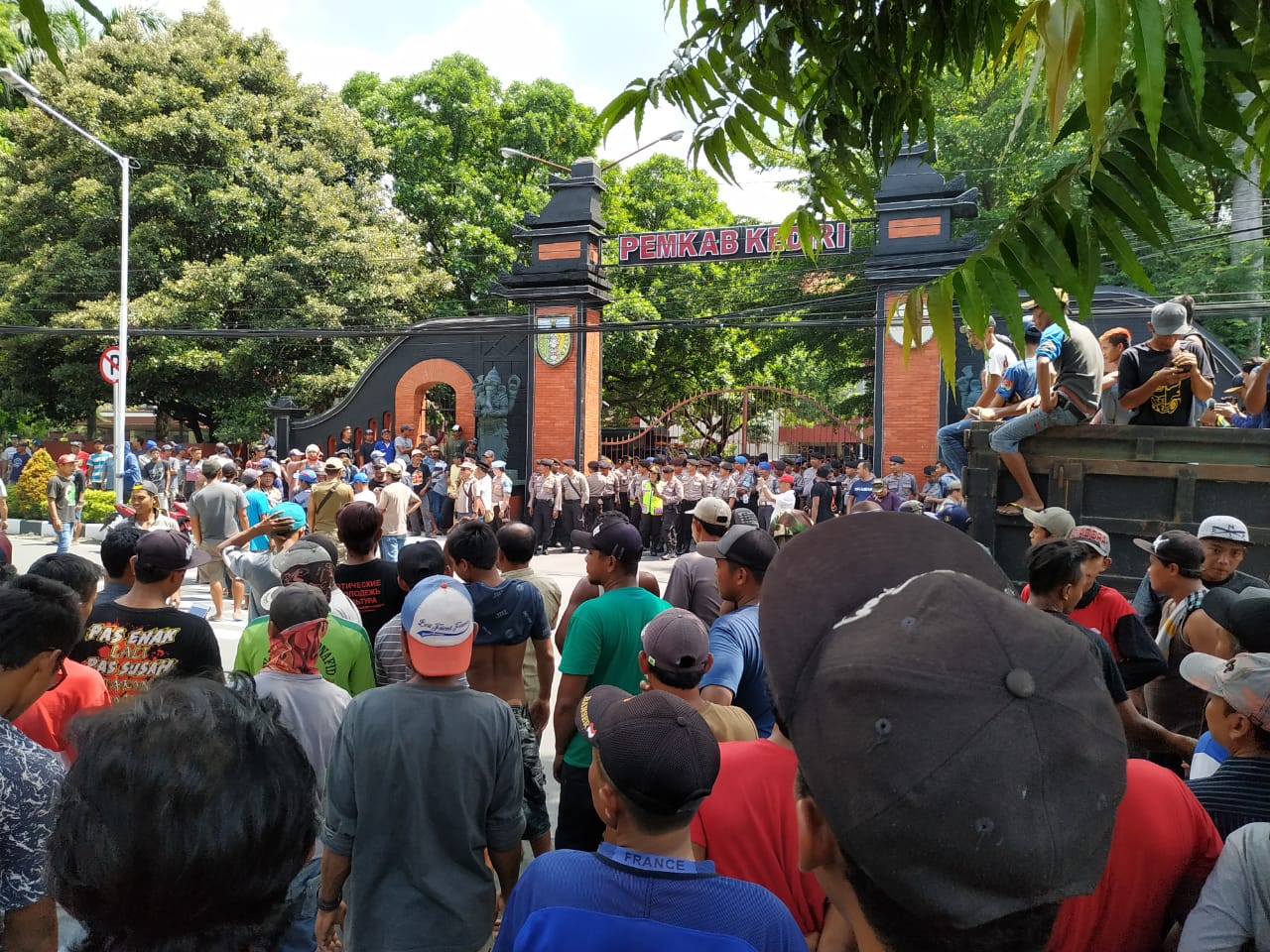 Ratusan sopir truk pengangkut pasir berunjuk rasa di depan Kantor Bupati Kediri, 10 Februari 2020. (Foto: Fendhy/ngopibareng.id)