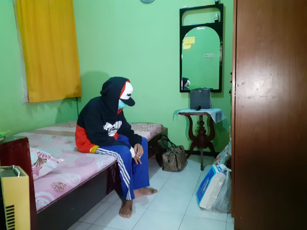 Siswa dugaan korban bullying, MS, berusia 13 tahun, saat menginjakkan kaki di rumahnya. (Foto: Theo/ngopibareng.id)