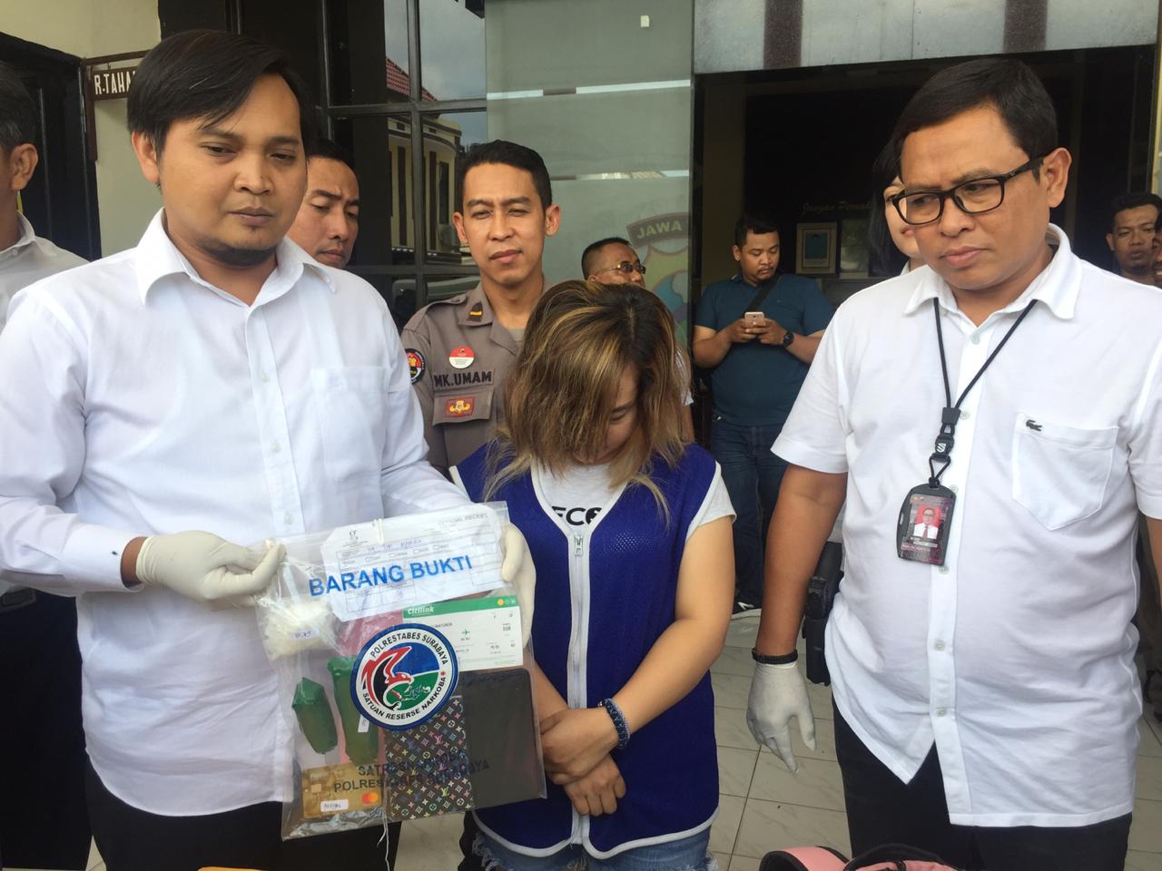 Tersangka Ling ketika ditunjukkan polisi ke wartawan. (Foto: Andhi/ngopibareng.id)