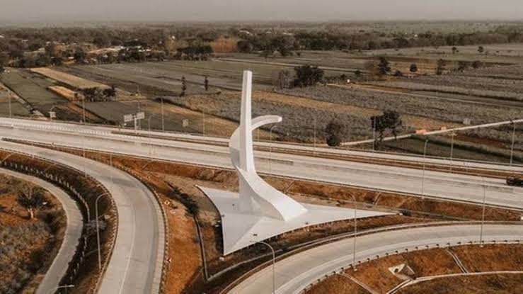 Monumen yang diduga berbentuk Palu-Arit di Tol Madiun. (Foto: Istimewa)