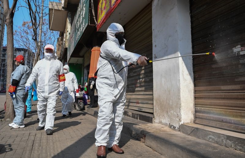 Petugas sedang melakukan penyemprotan desinfektan untuk mencegah virus corona menular. (Foto: twitter @XHNews)