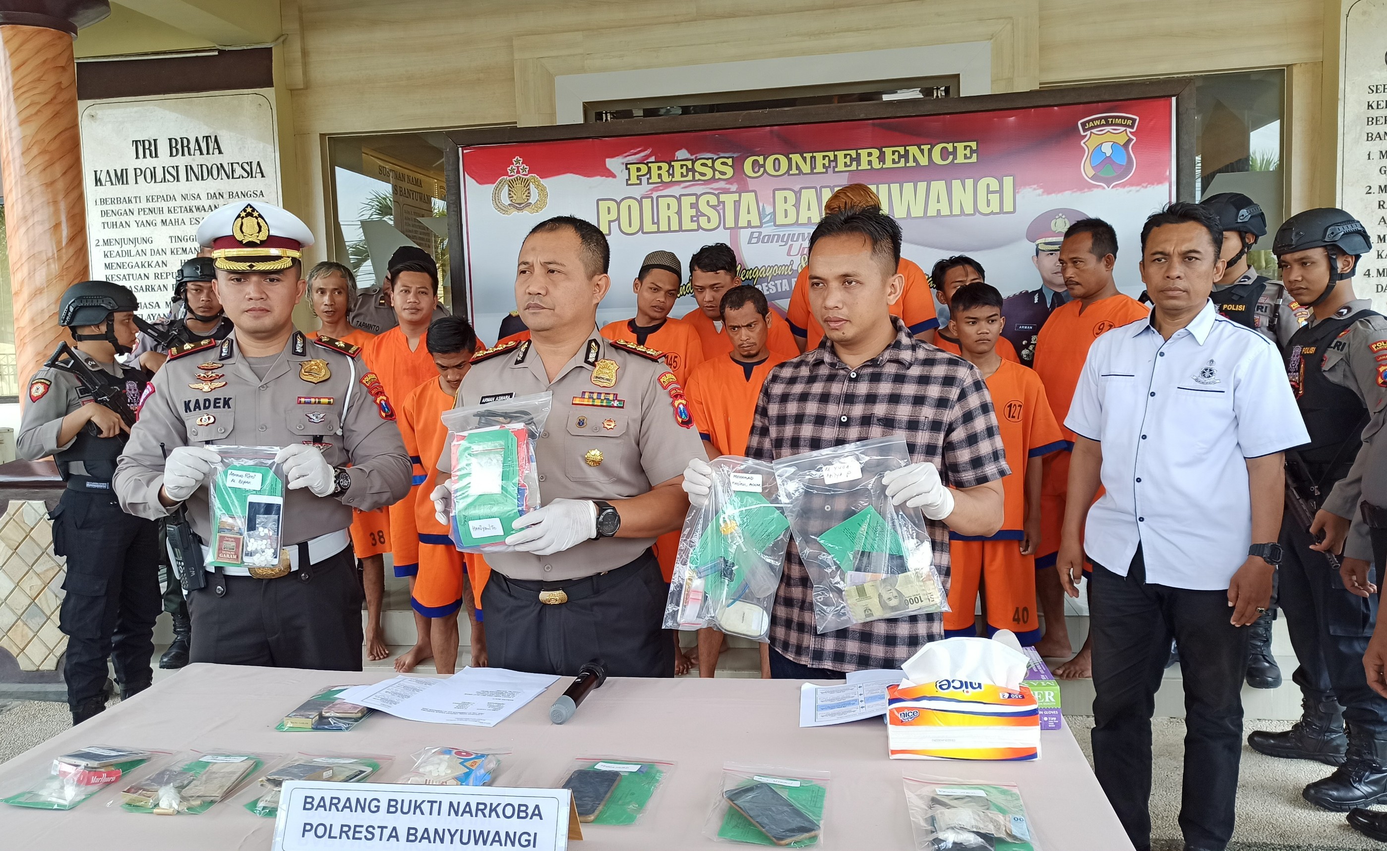 Kapolresta Banyuwangi Kombespol Arman Asmara Syarifuddin memamerkan barang bukti serta tersangka kasus narkoba hasil pengungkapan selama 1 hingga 10 Februari 2020. (Foto: Hujaini/ngopibareng.id)