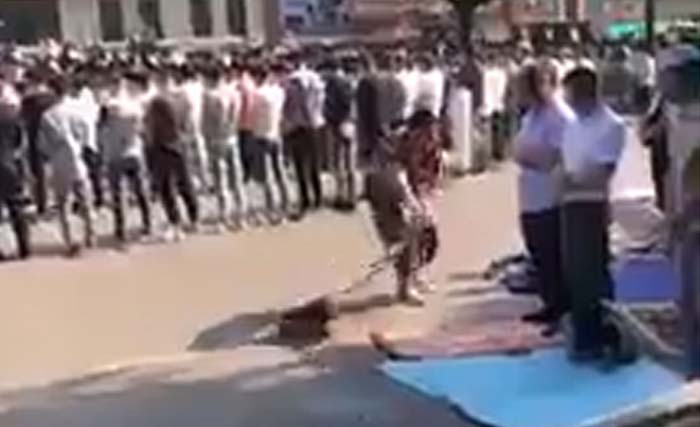 Masyarakat shalat Idul Fitri di Kota Yiwu, China. (Foto:Youtube)