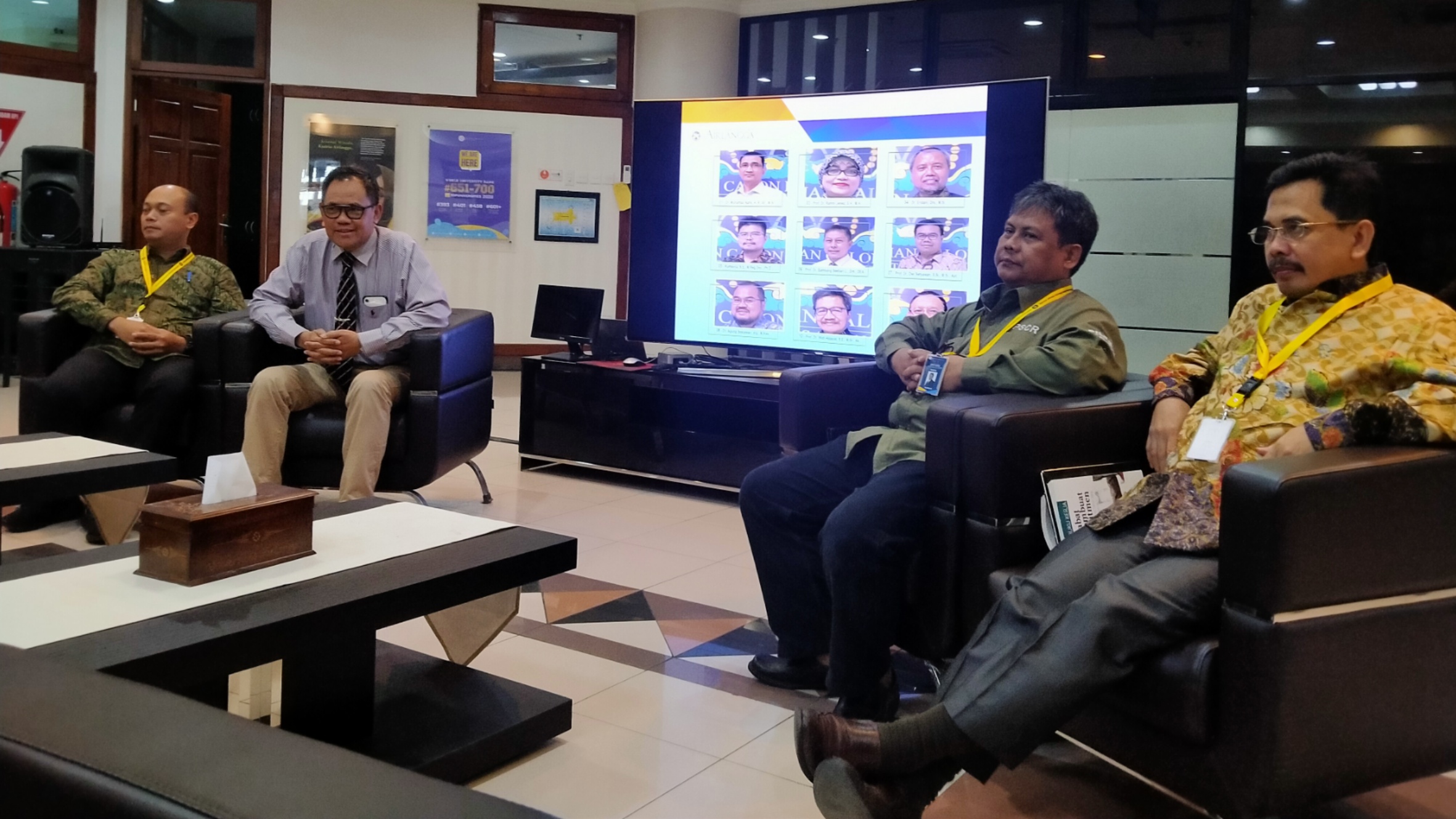 Panitia menyampaikan hasil verifikasi calon rektor di Gedung Rektorat Unair, Surabaya, Selasa 11 Februari 2020. (Foto: Fariz/ngopibareng).