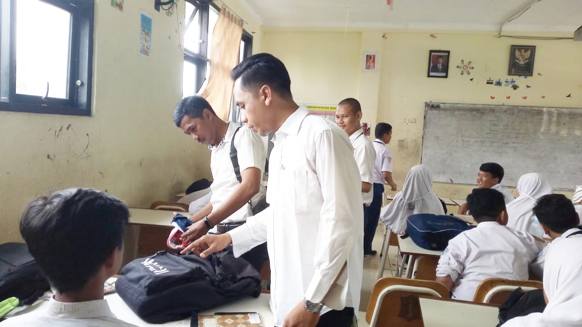 Operasi dan razia hp yang dilakukan Pemkot Surabaya. (Foto: Dok. Dispendik dan DP5A)