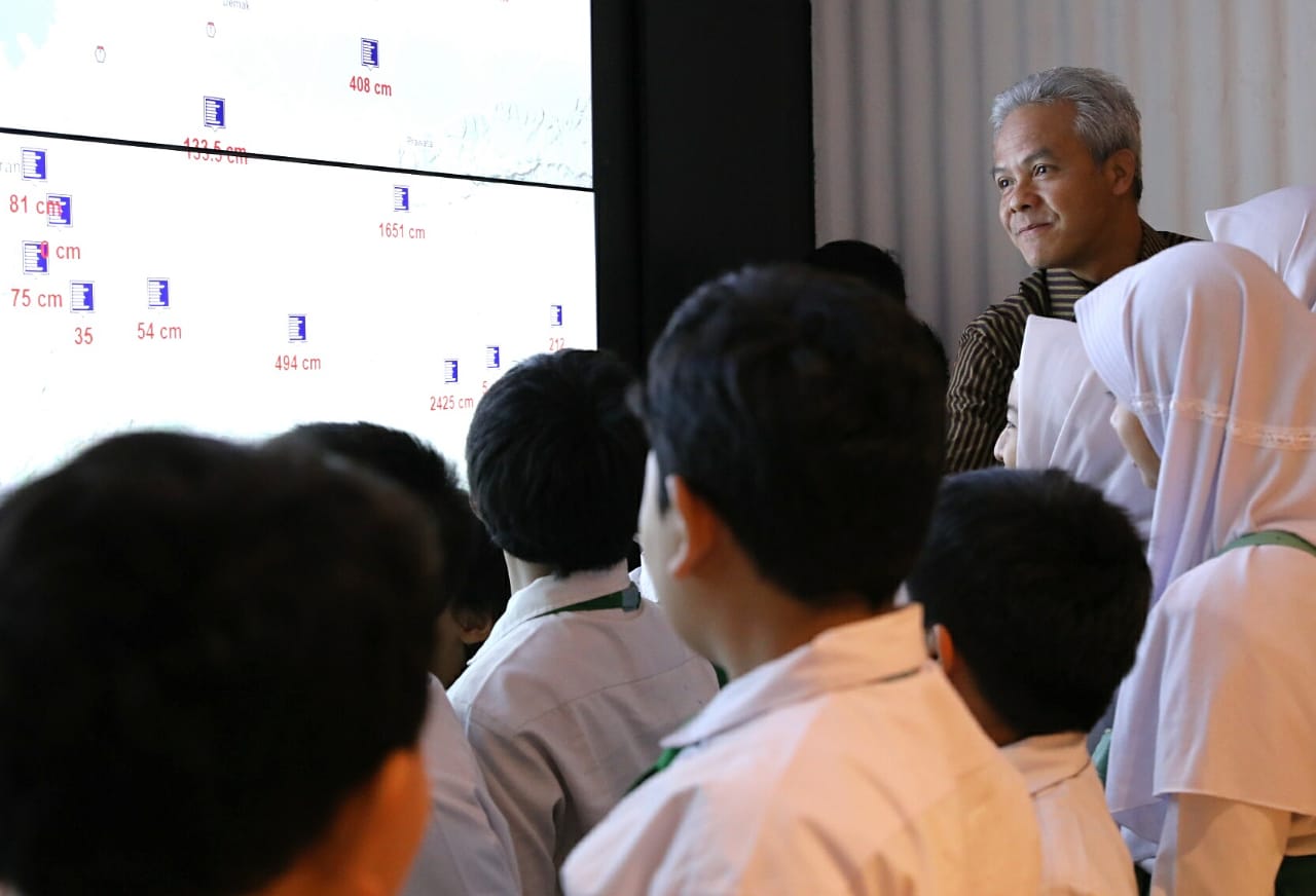 Gubernur Jawa Tengah Ganjar Pranowo saat menghibur puluhan anak SD di kantornya, Selasa 11 Februari 2020. (Foto: Humas/Jateng)