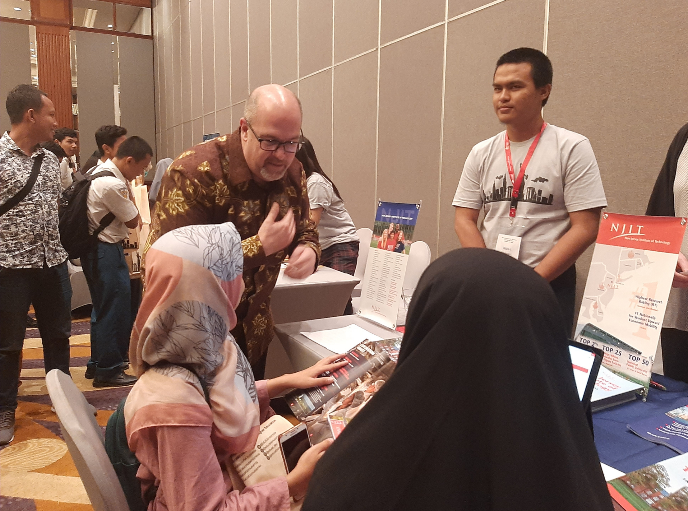 Konsul Jenderal Mark McGovern di Konsulat Jenderal (Konjen) AS di Surabaya berkeliling ke stand pameran. (Foto: Pita/ngopibareng.id)