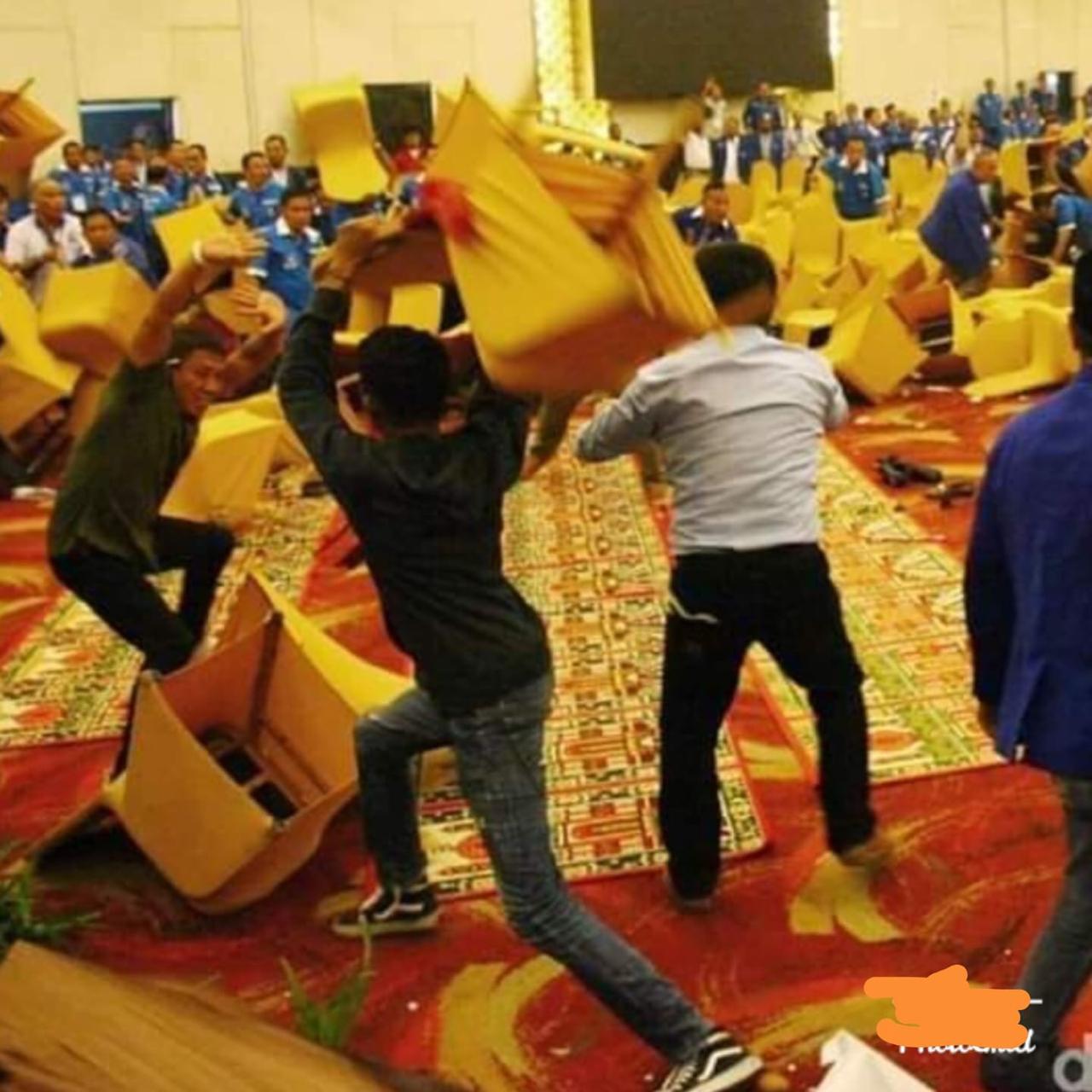 Kursi 'terbang' di arena Kongres V PAN. (Foto: Istimewa)