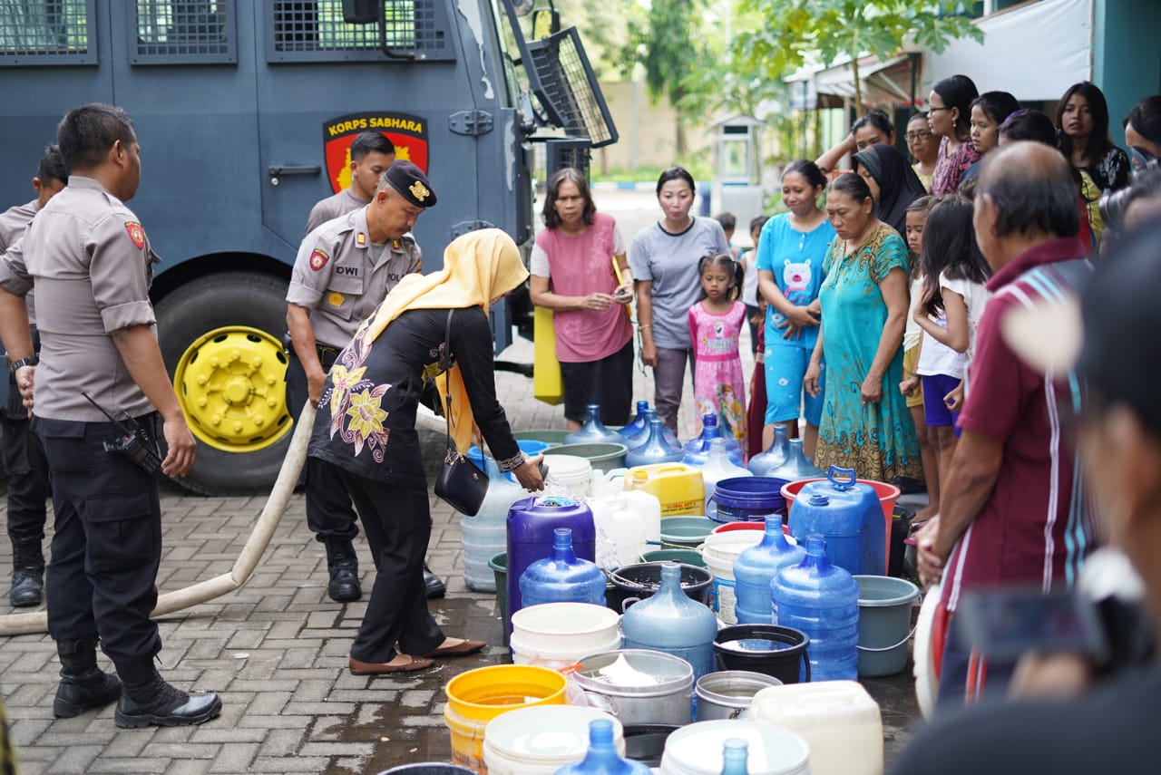 Warga rela antre demi mendapatkan air bersih. (Foto: Ikhsan/ngopibareng.id)