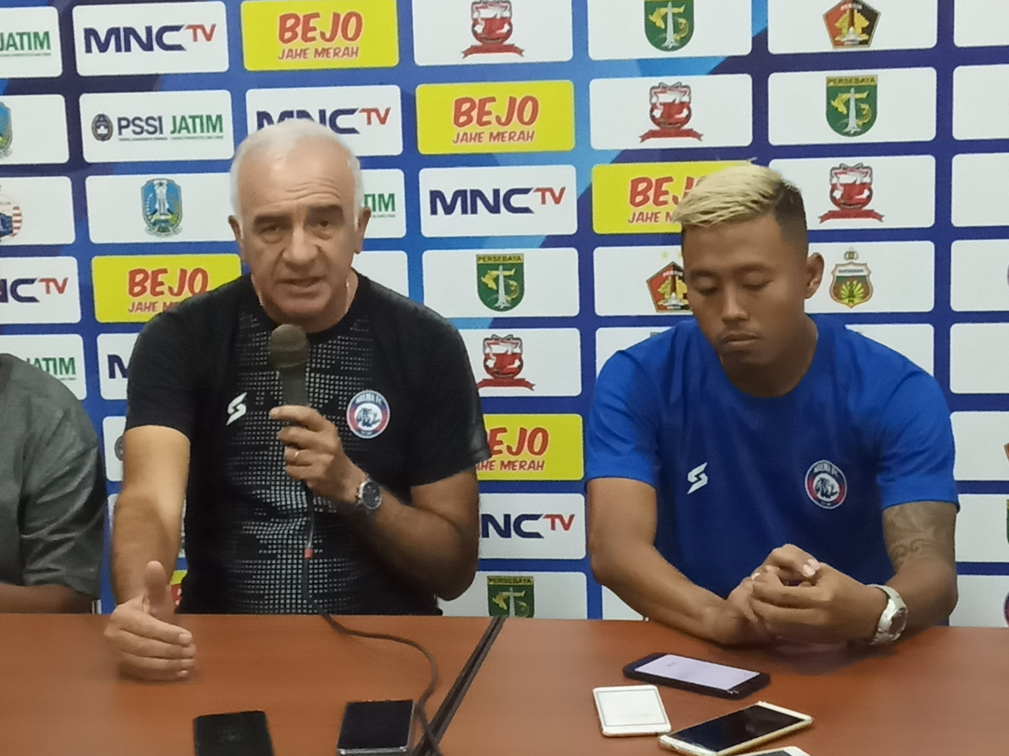 Pelatih Arema FC, Mario Gomez dan Pemain Arema FC, Kushedo Hari Yudo saat sesi konferensi pers di Stadion Kanjuruhan, Malang (Foto: Theo/ngopibareng.id)