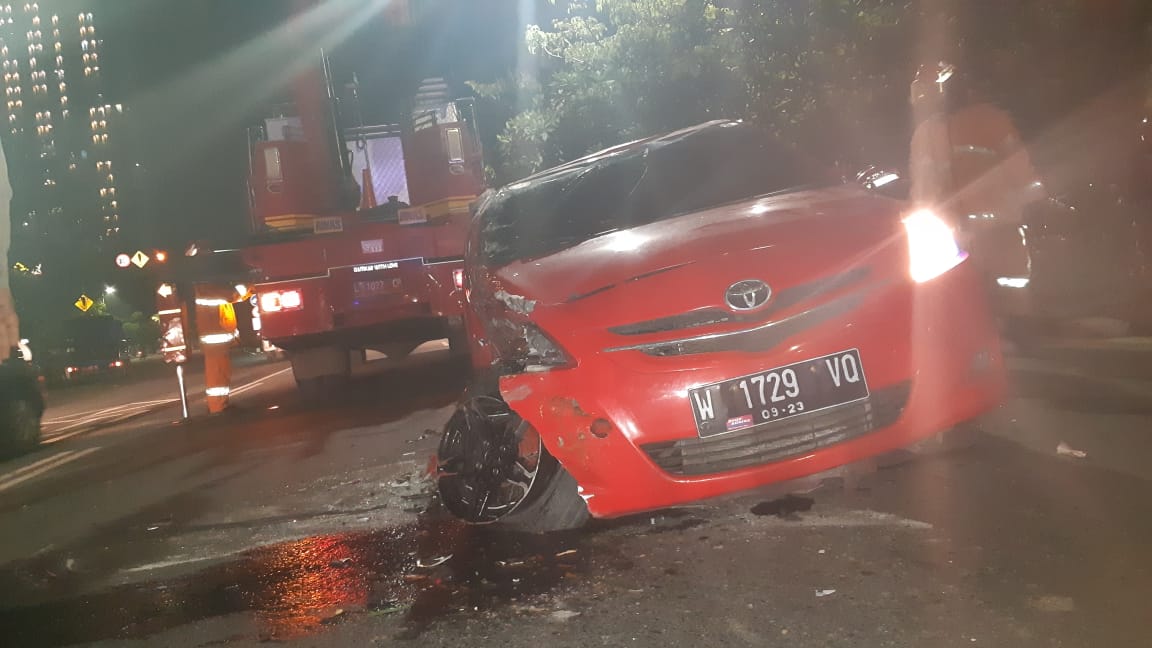 Sedan vios yang terbalik di Jalan Ahmad Yani, Surabaya. (Foto:istimewa/ngopibareng.id)