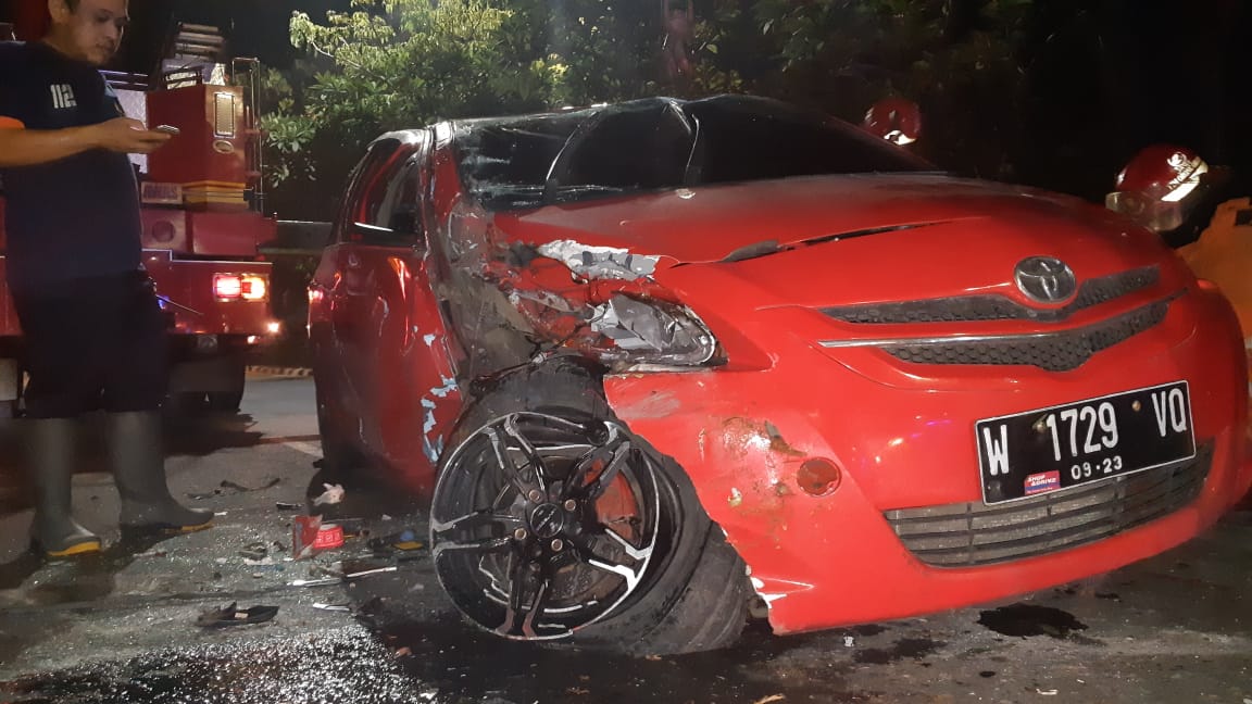 Kondisi mobil di TKP Ahmad Yani. (Foto: Bisri/ngopibareng.id)