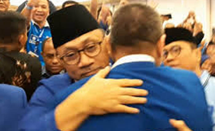 Zulkifli Hasan  dan Mulfachri berpelukan, selesailah Kongres V PAN yang memilih kembali Zulkifli Hasan sebagai Ketua Umum. (Foto:Viva)