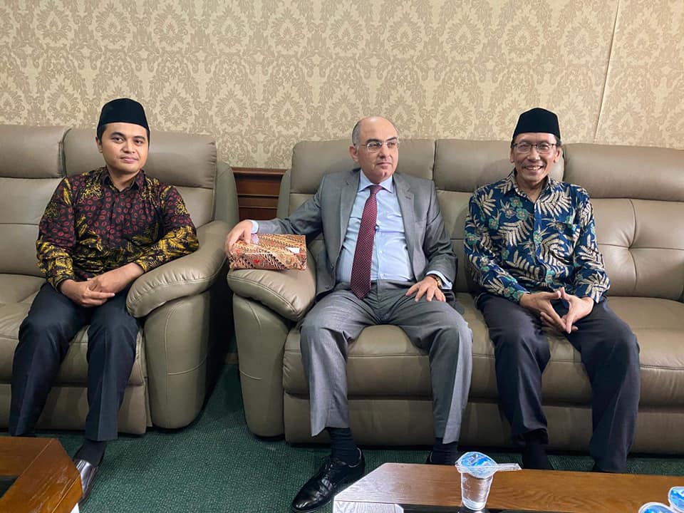 A. Ginanjar Sya'ban, alumni Al-Azhar, bersama Duta Besar Mesir untuk Indonesia Ashraf Sulthan. (Foto: Istimewa) 