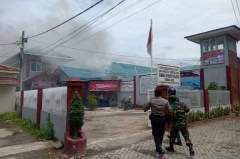 Rutan Klas II B Kabajnhe dibakar warga binaan. (Foto: tangkapan video)