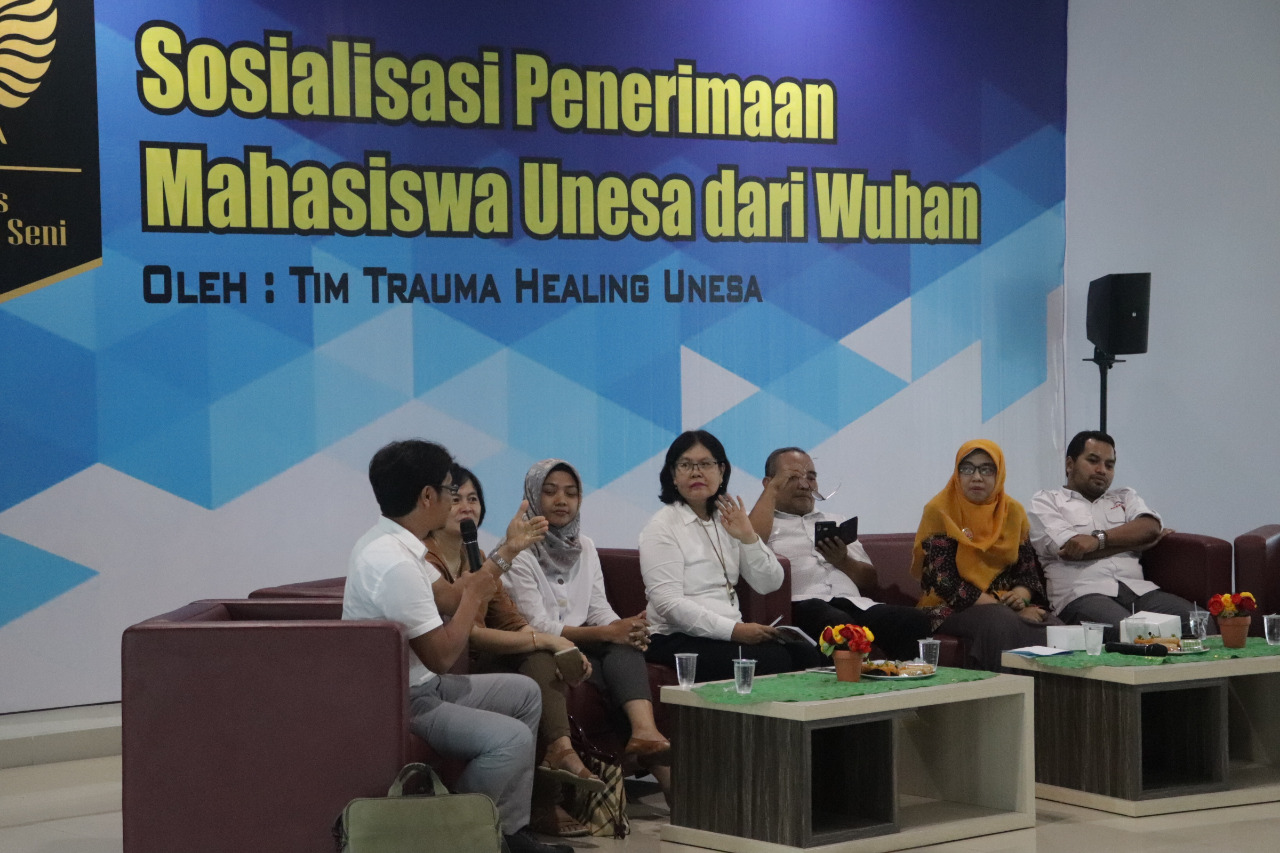 Sosialisasi penerimaan mahasiswa Unesa dari Wuhan, yang dikarantina 14 hari di Natuna oleh civitas Unesa. (Foto: Istimewa)