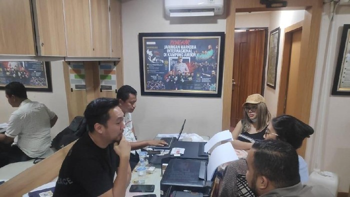 Lucinta Luna saat menjalani pemeriksaan di kantor polisi. (Foto: Istimewa)