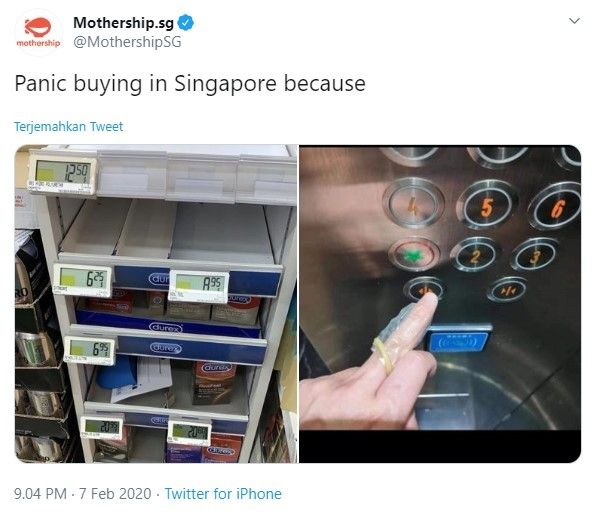 Kondom dipakai warga Singapura untuk melindungi jari tangannya.