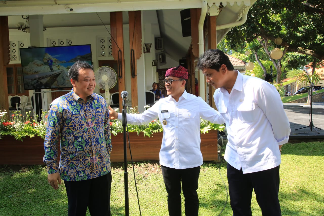 Bupati Banyuwangi Abdullah Azwar Anas (tengah) bersama Sekretaris BPJT Abram Elsajaya Barus bersama Direktur Utama PT. Jasa Marga Probolinggo-Banyuwangi (JPB), Dominicus Hari Pratama (Foto: Istimewa)