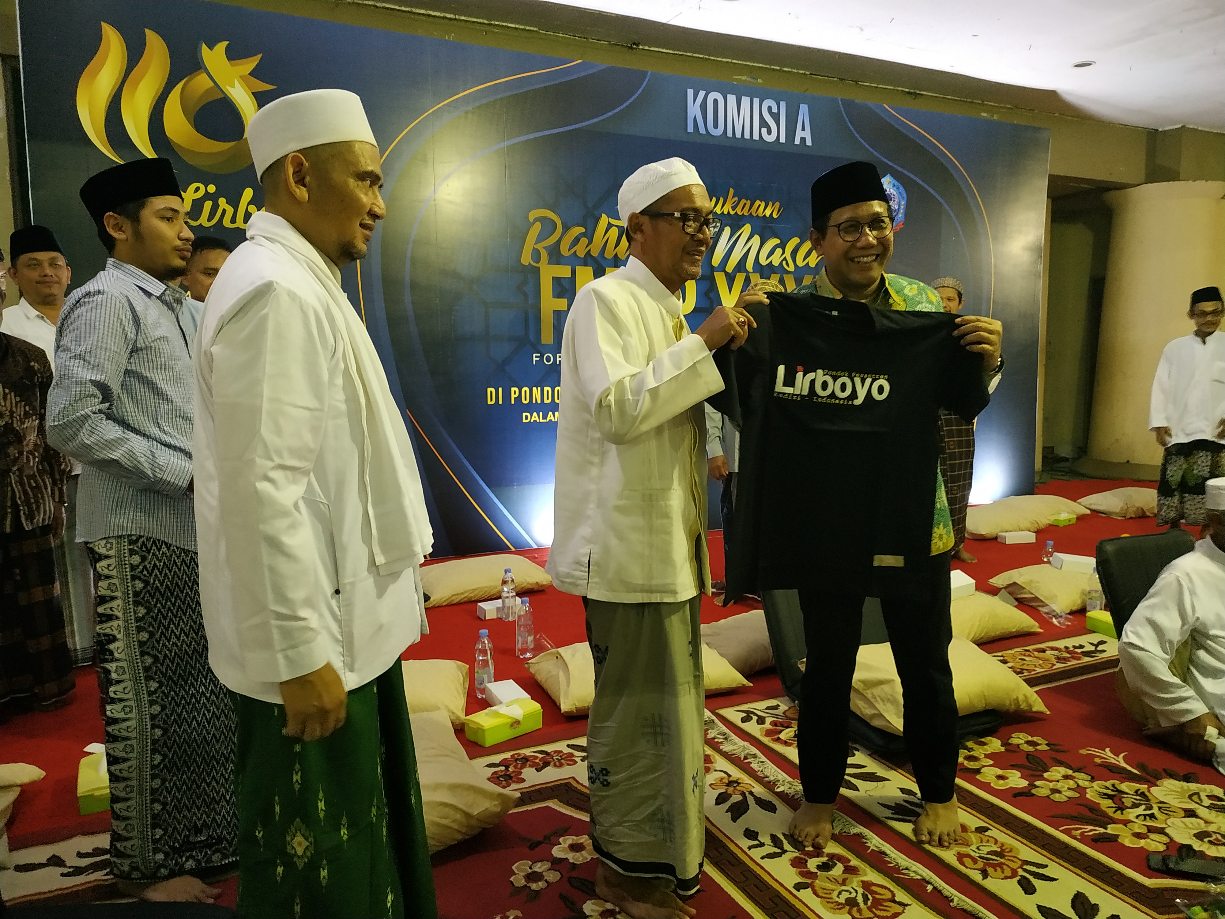 Menteri Desa, Pembangunan Daerah Tertinggal, Abdul Halim Iskandar saat mendatangi Muktamar Pondok Pesantren Lirboyo, Kediri.  (Foto: Fendi/ngopibareng.id)