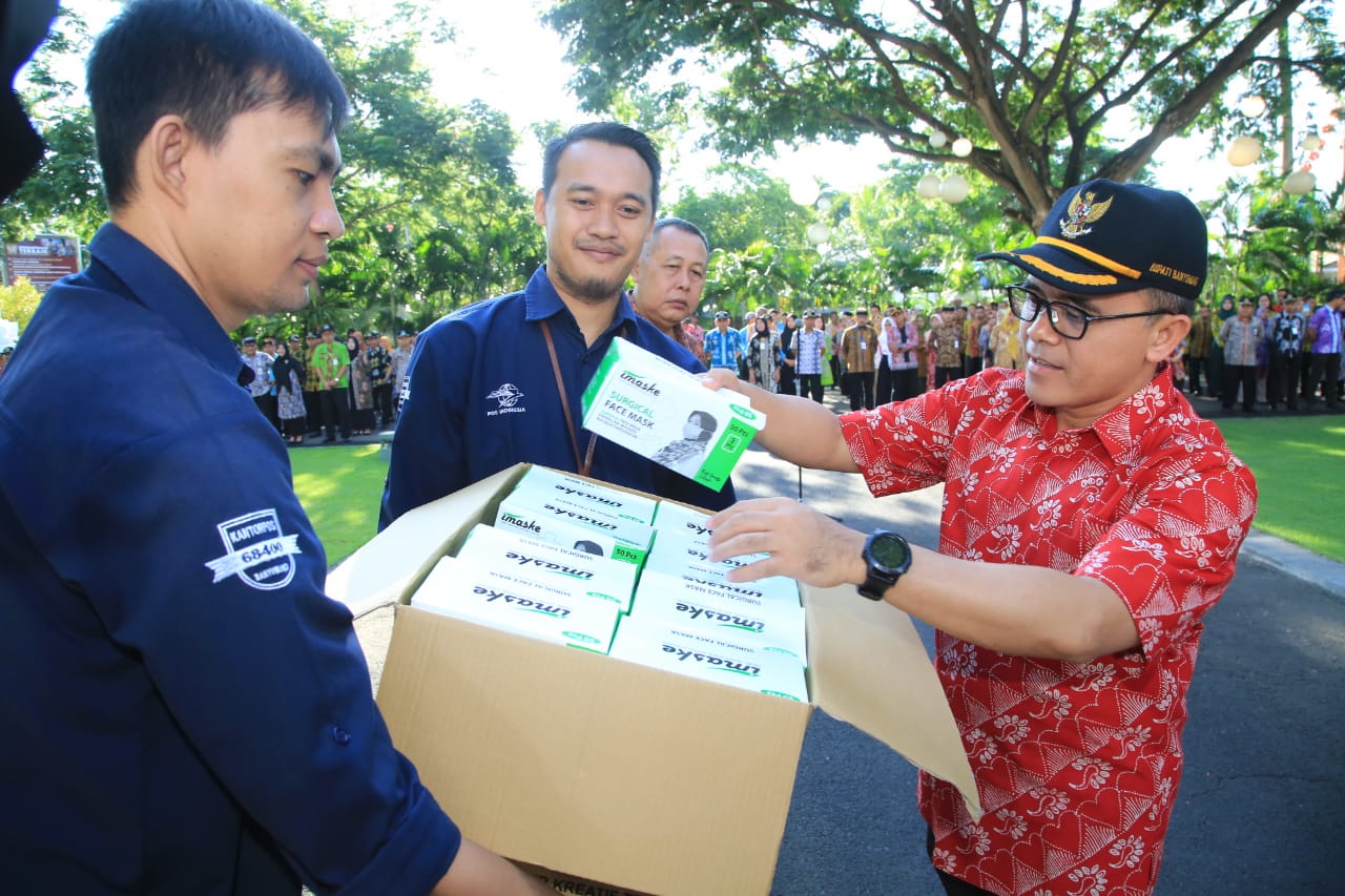 Bupati Banyuwangi Abdullah Azwar Anas secara simbolik melepaskan pengiriman masker untuk buruh migran asal Banyuwangi di Hong Kong. (Foto: Hujaini/ngopibareng.id)