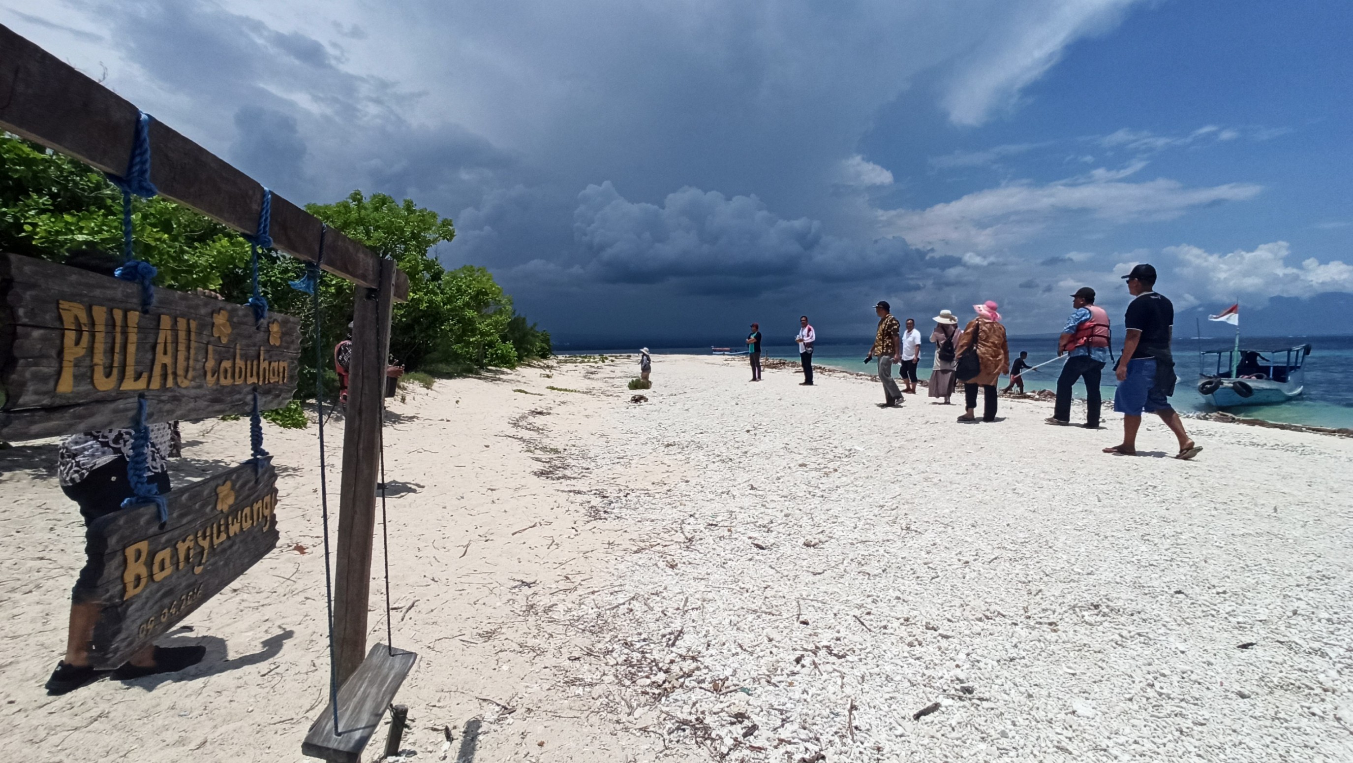 Pulau tabuhan yang saat ini sedang menjadi pembahasan hangat di Banyuwangi (foto : Muh Hujaini/ngopibareng.id)