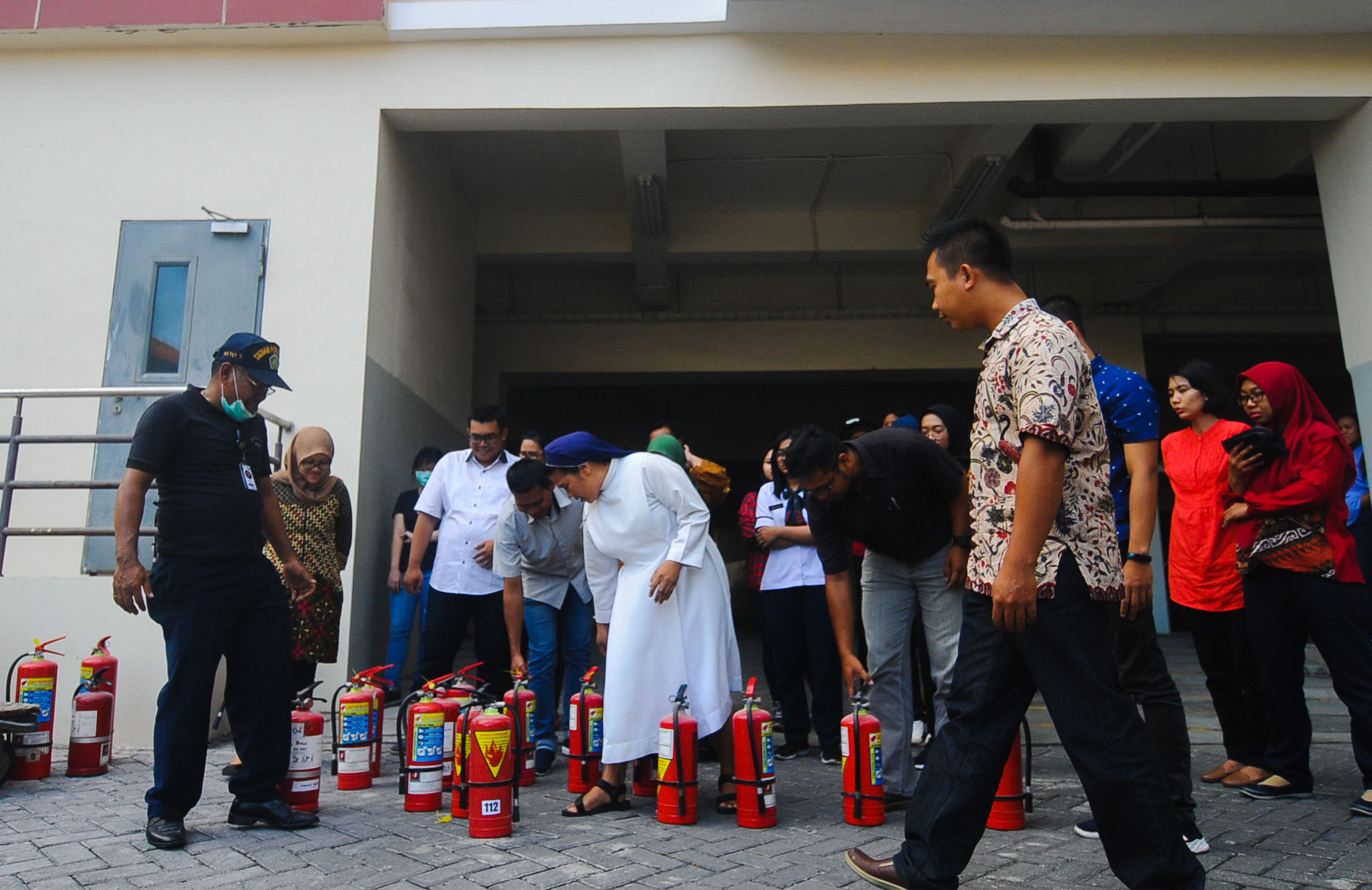 Peserta training dan simulasi dikenalkan dengan tabung pemadam kebakaran. (Foto: Erfan Hazransyah/Ngopibareng.id)
