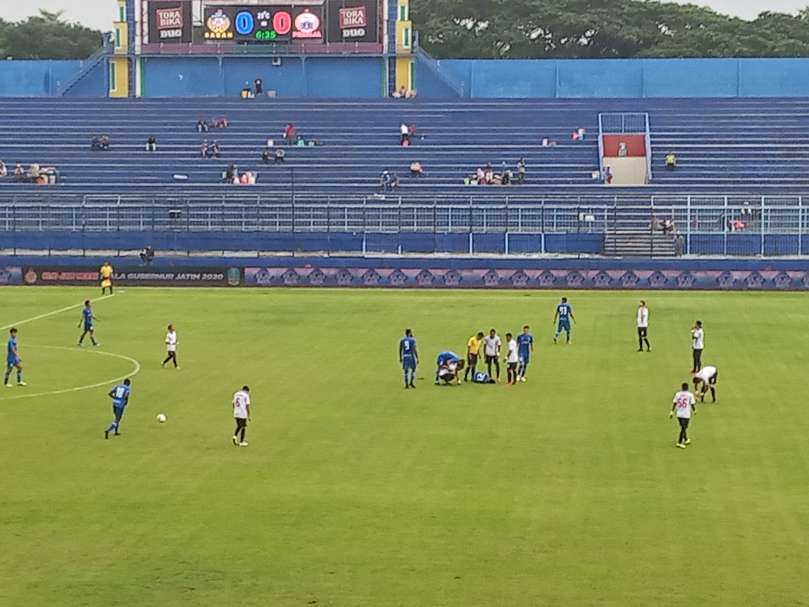 Jalannya laga Persija Jakarta vs Sabah FA di Stadion Kanjuruhan, Malang (foto: Theo/ngopibareng.id)