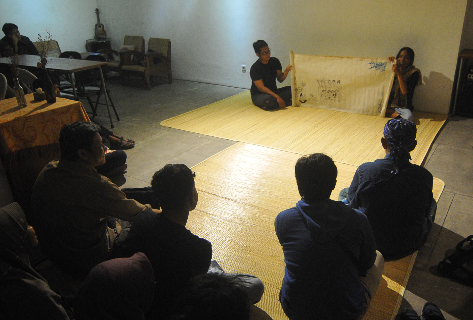 Dalang wayang beber mulai bercerita tentang lakon Suluk Abunawas Bertemu Khidir di depan penonton yang didominasi oleh anak muda. (Foto: Erfan Hazransyah/Ngopibareng.id)