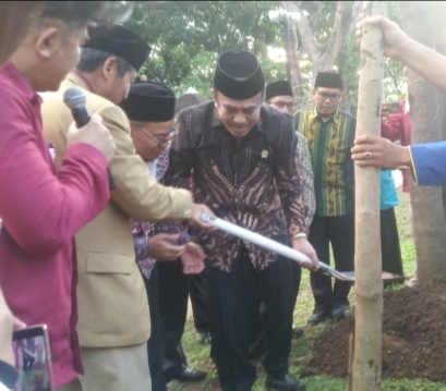 Menag Fachrul Razi, sedang menanam pohon di samping Masjid Al Akbar. (Foto: Ngopibareng.id)