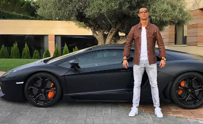 Cristiano Ronaldo dengan lamborghininya. (Istimewa)
