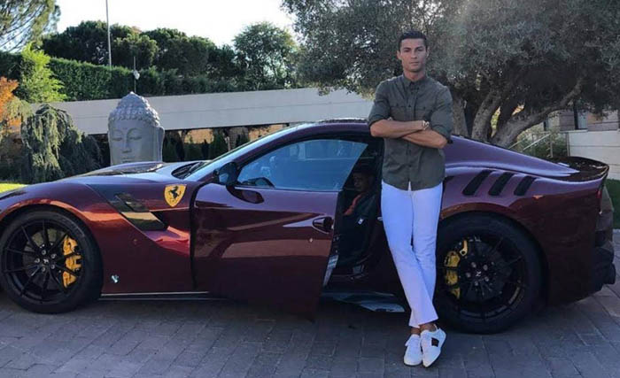 Ronaldo nampang di samping koleksi Ferrari. (Foto:Instagram)