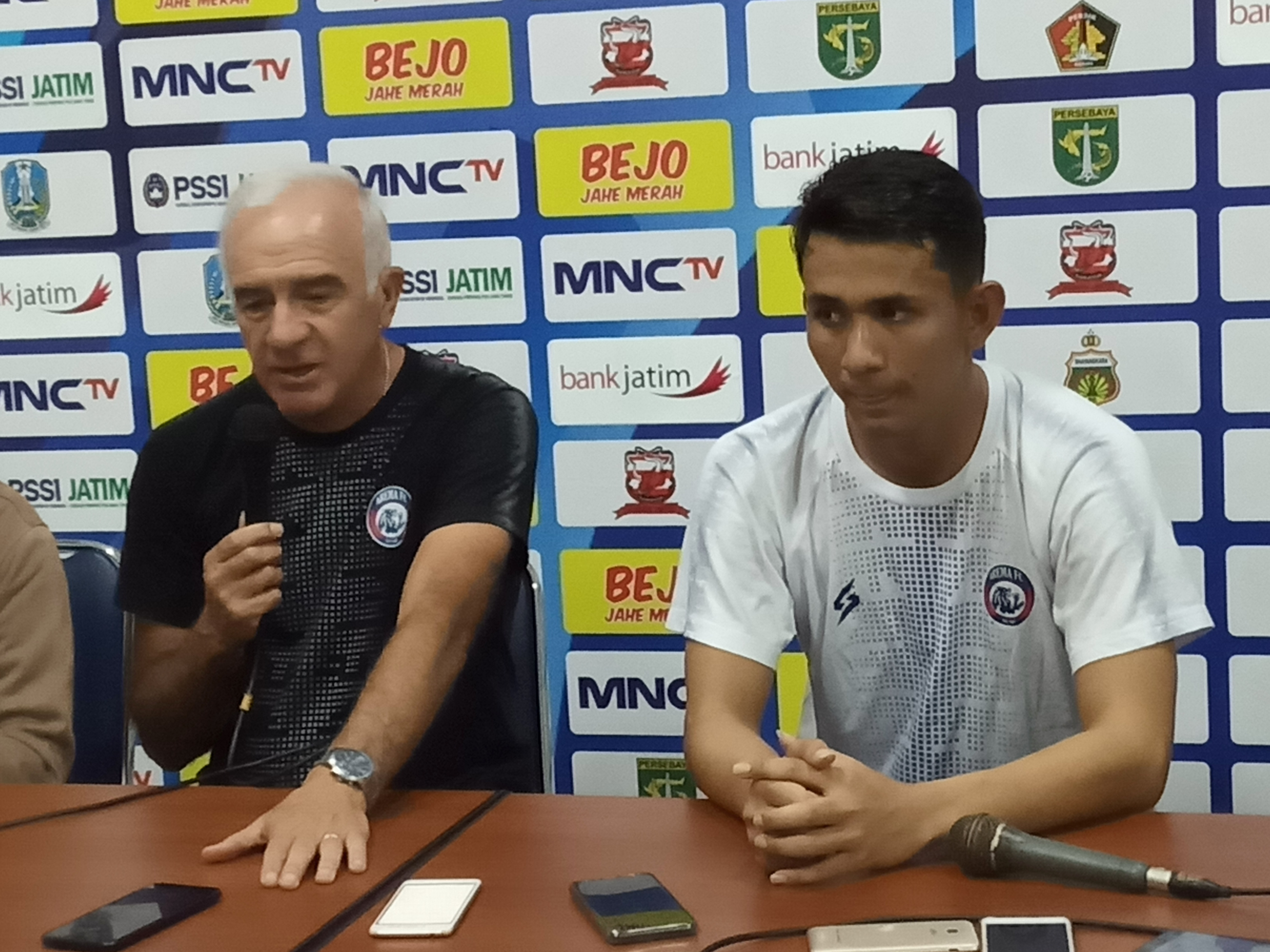 Pelatih Arema FC, Mario Gomez dan Pemain Arema FC, Dave Mustaine saat sesi jumpa pers di Stadion Kanjuruhan, Malang (Foto: Lalu Theo/ngopibareng.id)