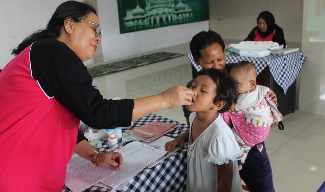 Kegiatan di Posyandu Kenanga ll  Kampung Rawa Kelurahan  Kebun Jeruk Jakarta Barat berupa pemberian vitamin psda Balita. (Foto: asmanu suharsono/ngopibareng.id)