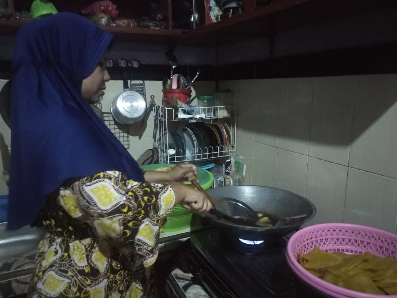 Tatik menggoreng kerupuk (Foto: Rizqi Mutqiyyah/ngopibareng.id)