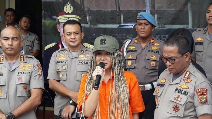 Lucinta Luna melepas masker yang menutupi wajahnya saat konferensi pers soal status transgendernya. (Foto: Istimewa)