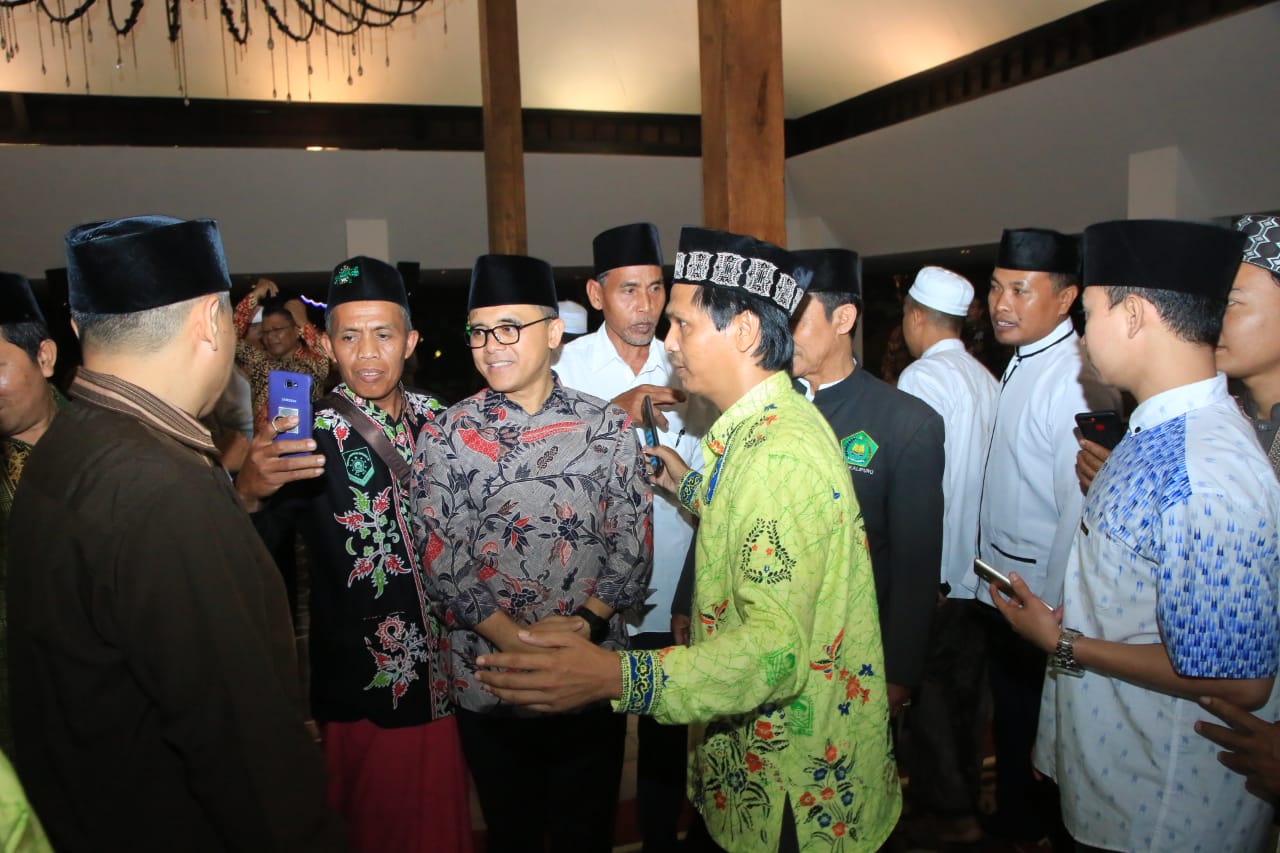 Bupati Banyuwangi bersama sejumlah guru ngaji. (Foto: Istimewa)