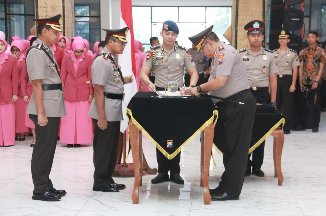 Kapolda Jatim, Irjen Pol Luki Hermawan (kanan) memimpin sertijab di Gedung Mahameru Polda Jatim, Surabaya, Jumat 14 Februari 2020. (Foto: Fariz Yarbo/Ngopibareng.id)