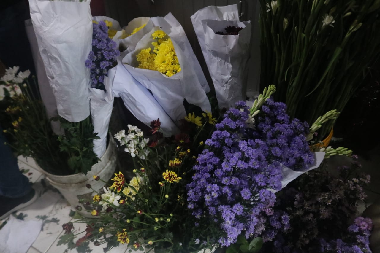 Beberapa contoh bunga mawar yang ada di Pion Florist (Foto: Theo Ariawan/Ngopibareng.id)