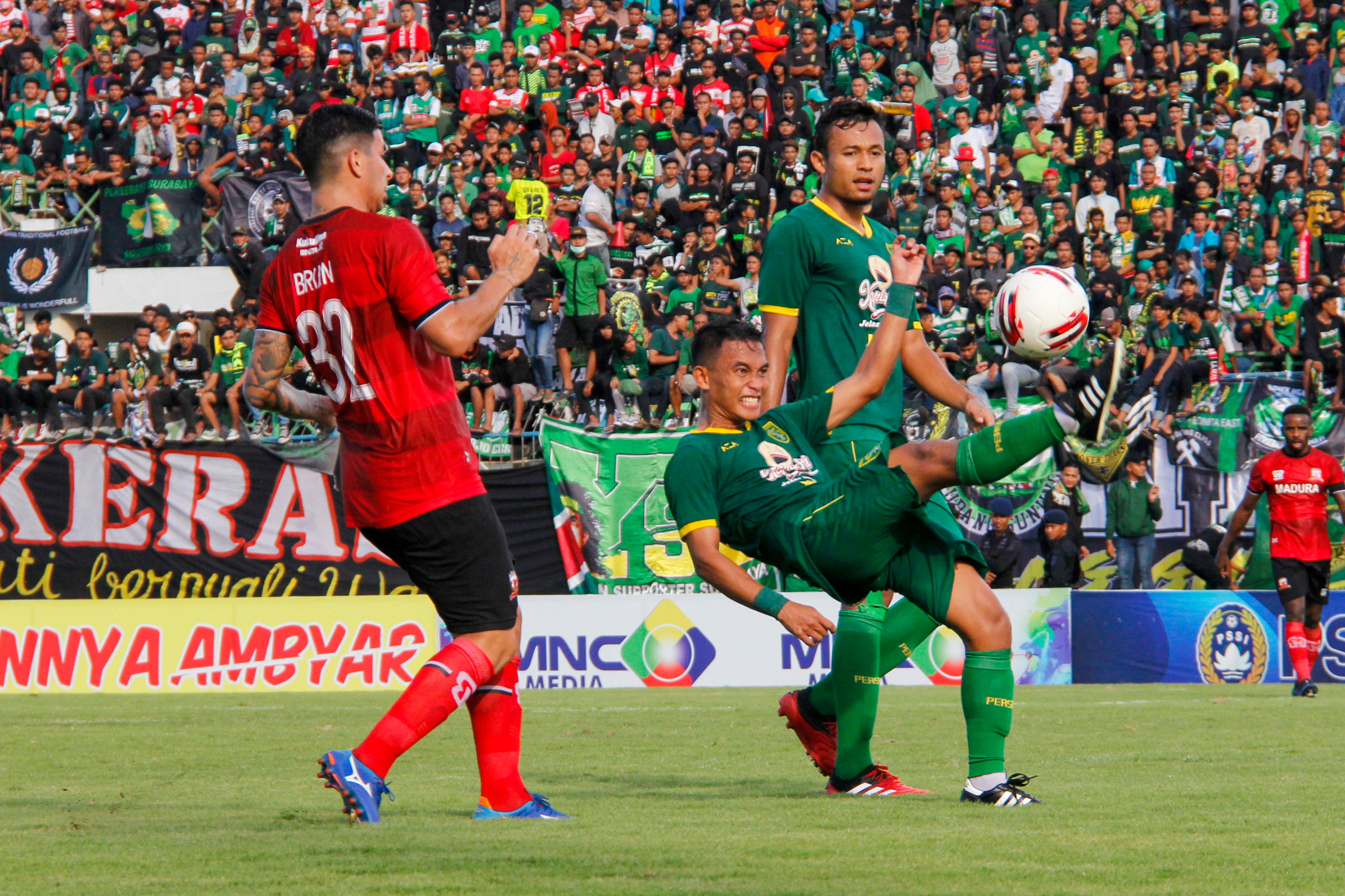 Pemain Persebaya Abu Rizal Maulana berhasil mengantisipasi bola serangan pemain Madura United di Stadion Gelora Bangkalan, Jumat 14 Februari 2020. (Foto: Fariz/Ngopibareng.id)