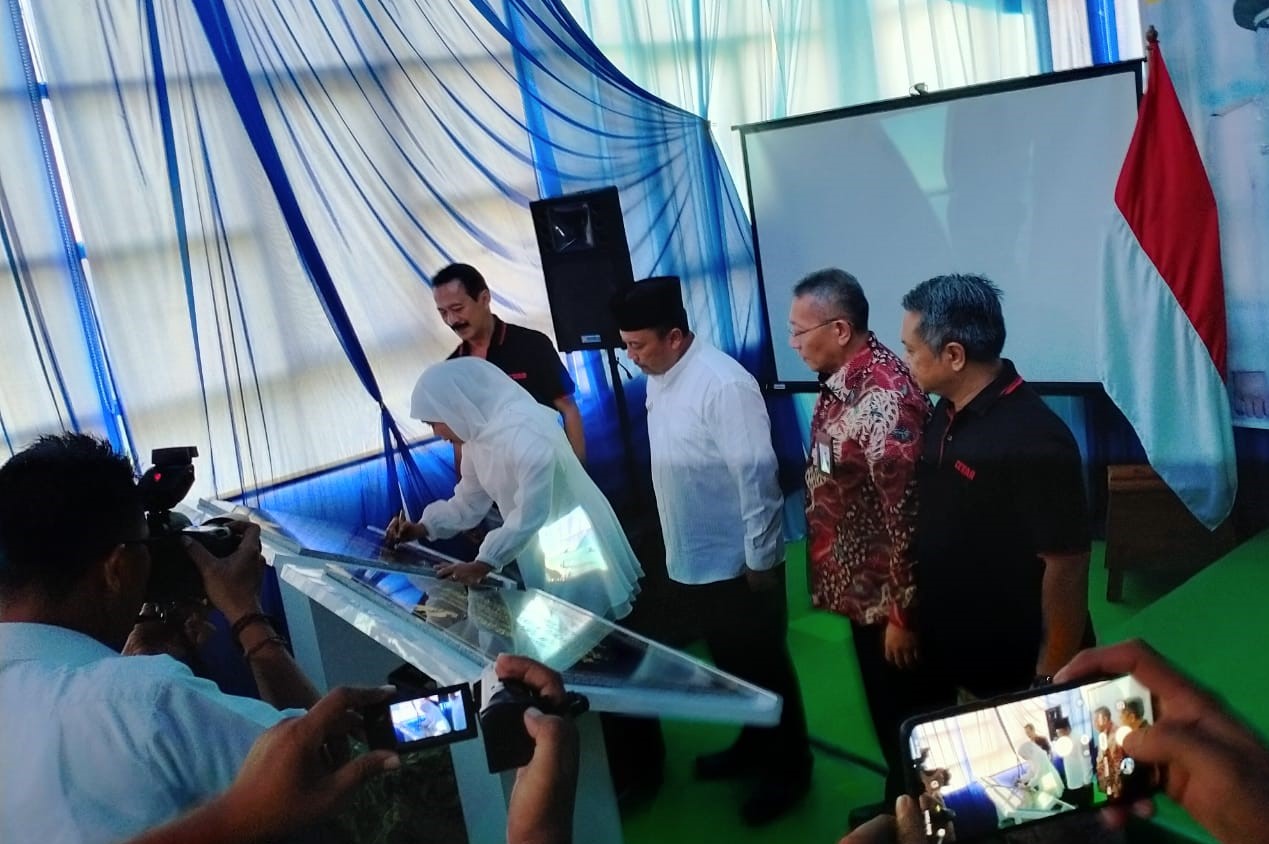 Gubernur Khofifah Indar Parawansa saat meresmikan Pelabuhan Baru Probolinggo, Jumat, 14 Februari 2020. (Foto: Ikhsan Mahmudi/Ngopibareng.id)