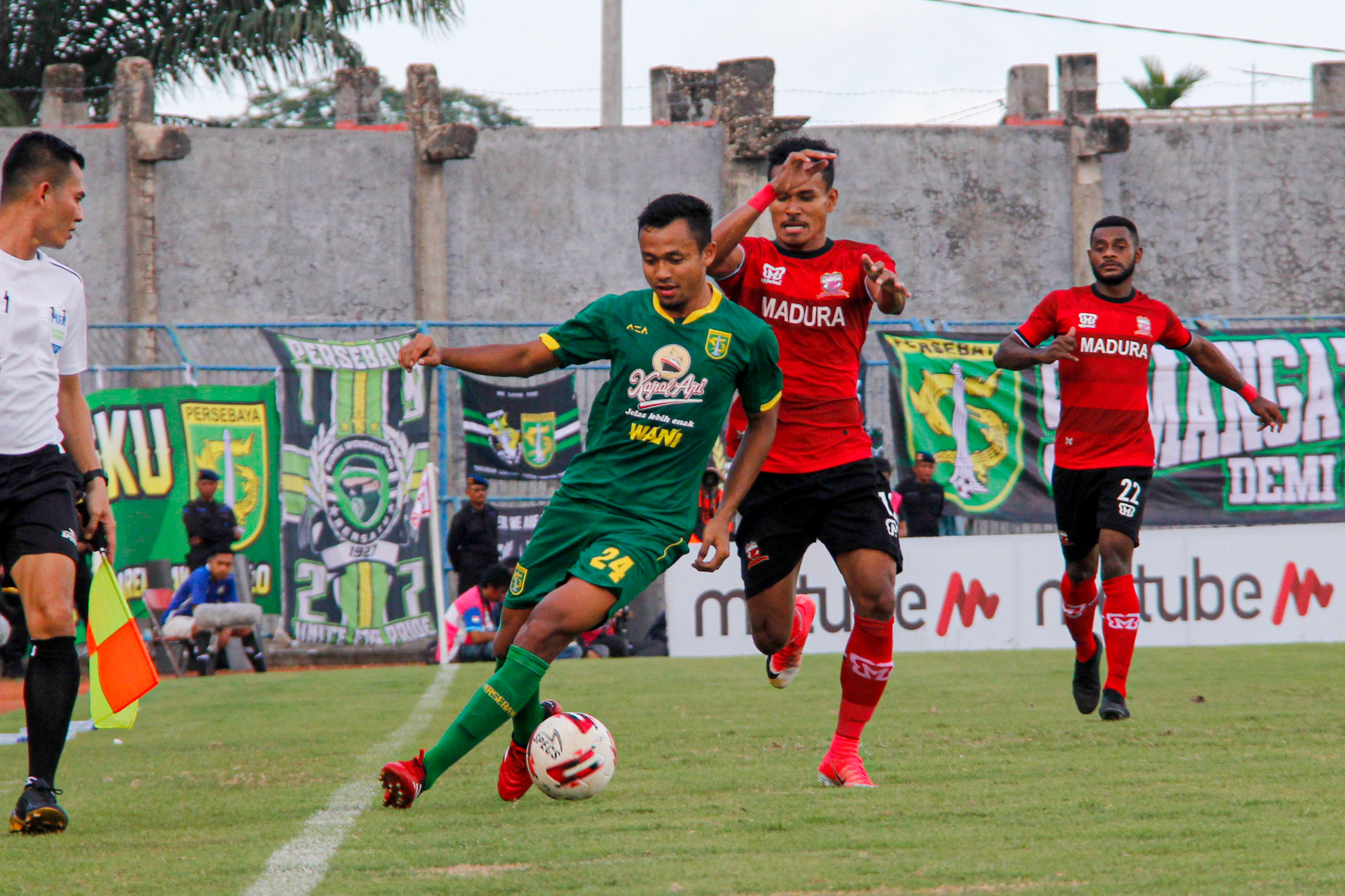 Pemain bertahan Persebaya, Arif Satria mencoba menghadang pergerakan pemain Madura United, Harris Tuharea dalam laga Grup A Piala Gubernur Jatim di Stadion Gelora Bangkalan, Jumat 14 Februari 2020. (Foto: Fariz Yarbo/Ngopibareng.id)