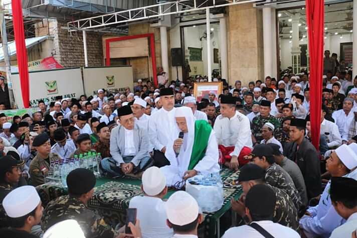 Habib Luthfi bin Yahya di tengah umat Islam yang menyimak dakwahnya. (Foto: Istimewa)