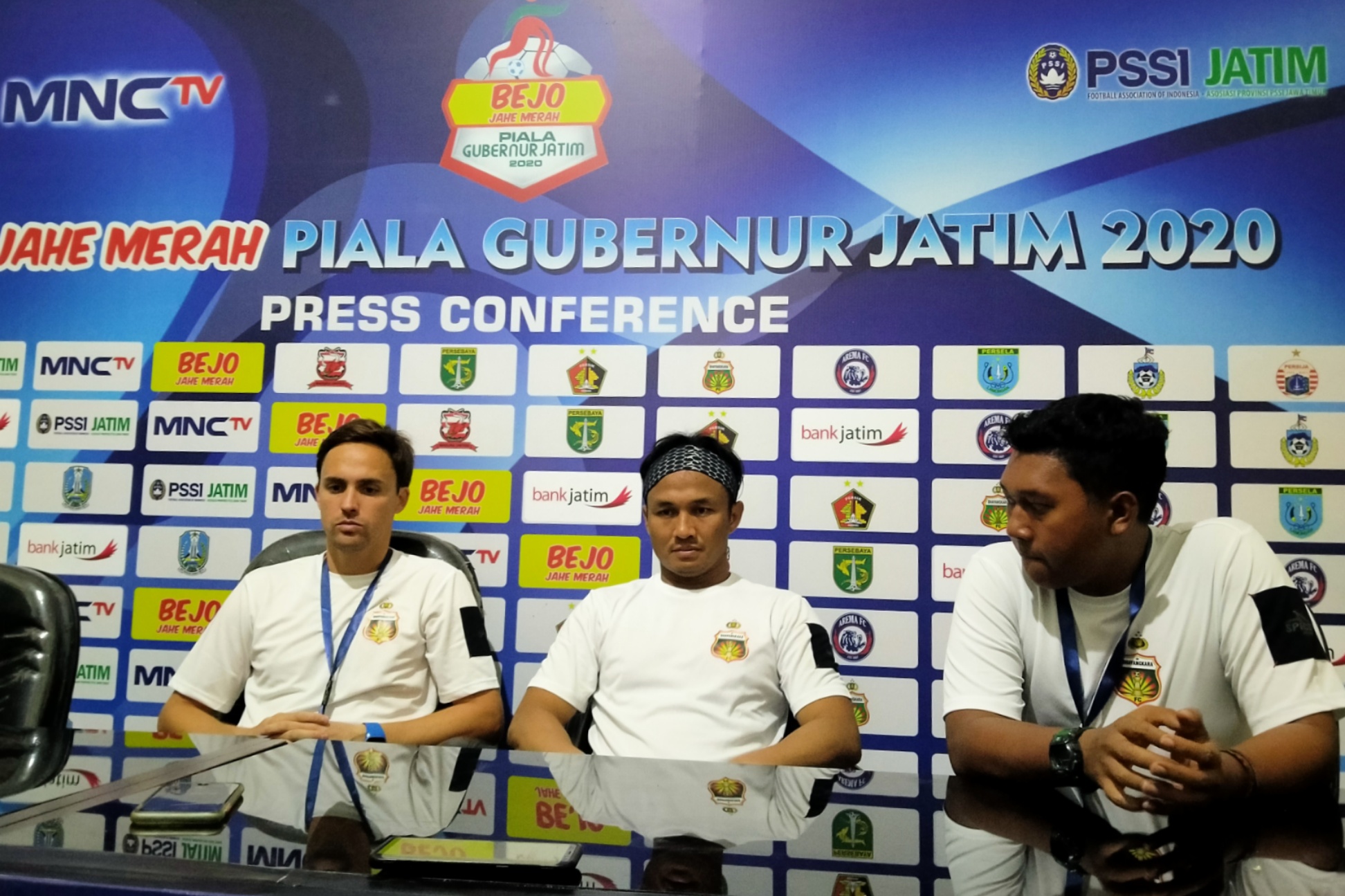 Pelatih Bhayangkara FC Paul Munster (kiri) didampingi kiper Wahyu Tri Nugroho memberikan keterangan pasca pertandingan melawan Persik Kediri di Stadion Gelora Bangkalan, Jumat 14 Februari 2020 malam. (Foto: Fariz Yarbo/Ngopibareng.id)