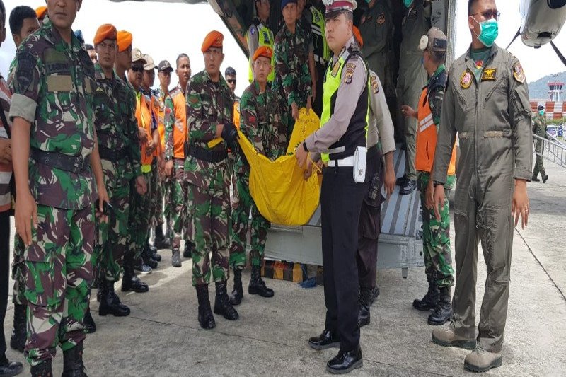 Proses evakuasi jasad 12 korban helikopter Mil Mi-17 di Base Ops Lanud Silas Papare, Sabtu, 15 Februari 2020. (Foto: Pendam/Cenderawasih)