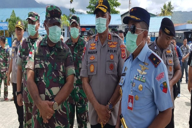 Panglima Kodam XVII/Cenderawasih, Mayor Jenderal TNI Herman Asaribab (pertama kiri), bersama Komandan Pangkalan Udara TNI AU Silas Papare-Jayapura, Marsekal Pertama TNI Tri Bowo Budi Santoso (tiga kanan), dan Kepala Polda Papua, Inspektur Jenderal Polisi Paulus Waterpauw, di Jayapura, Papua. (Foto: Pendam/Cenderawasih)