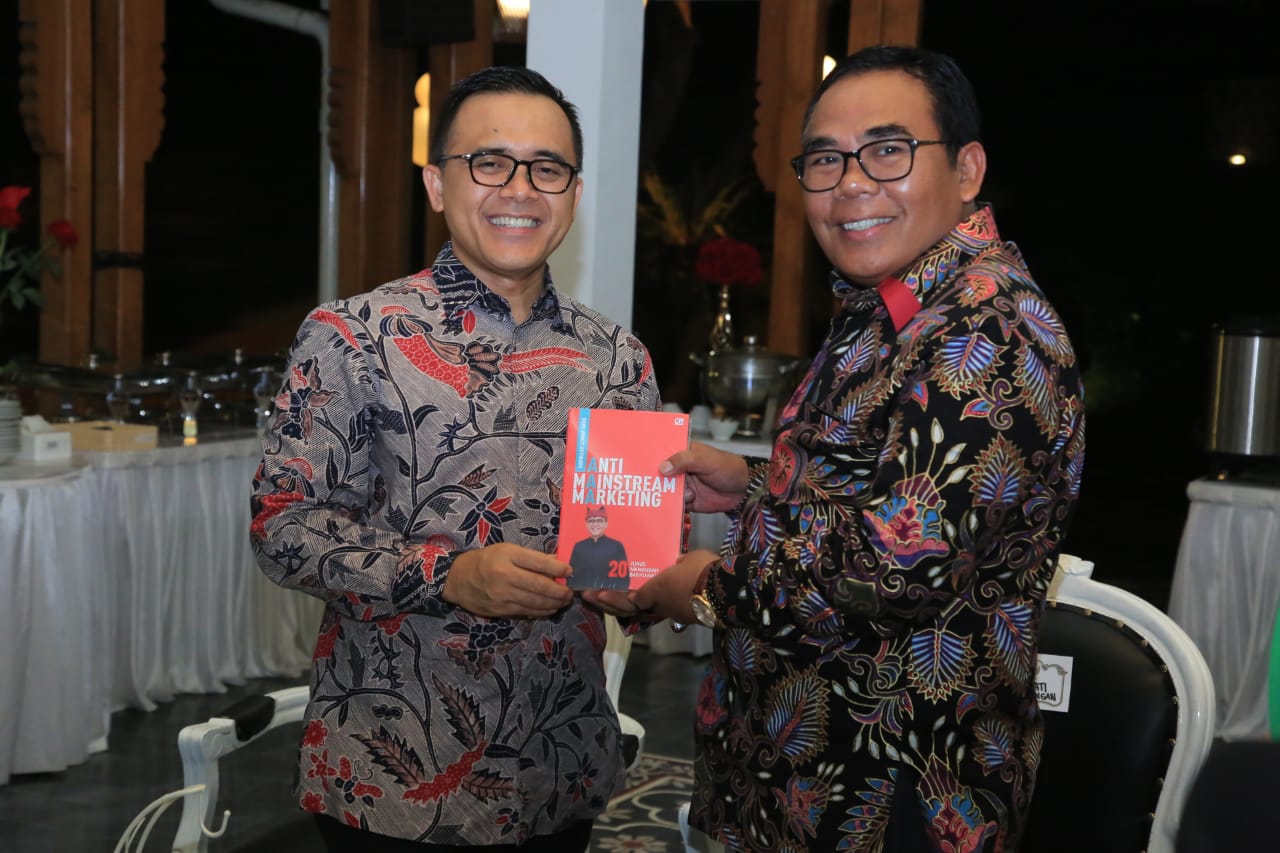 Bupati Banyuwangi Abdullah Azwar Anas memberikan cenderamata pada Bupati Pekalongan Asip Kholbihi (Foto: Istimewa) 