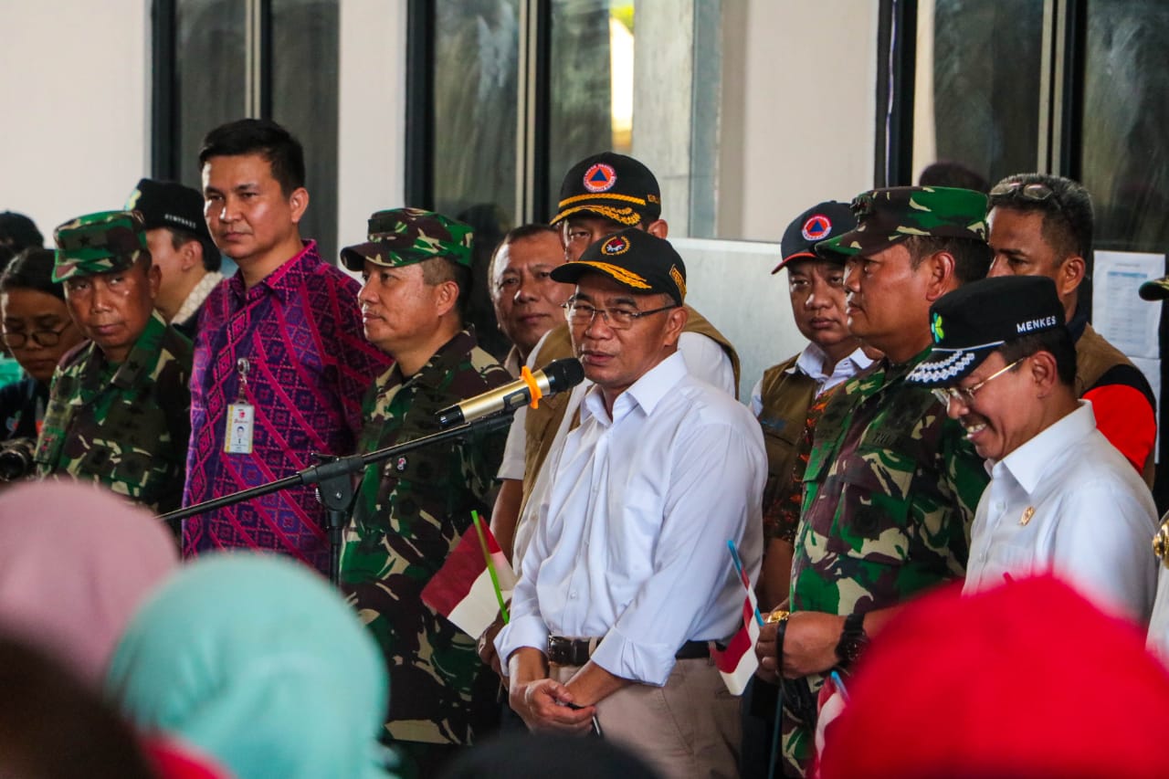 Menko PMK Muhadjir Effendy pada upacara pemulangan WNI dari Wuhan yang diobservasi di Natuna. Semua dalam keadaan sehat. (Foto: Istimewa)