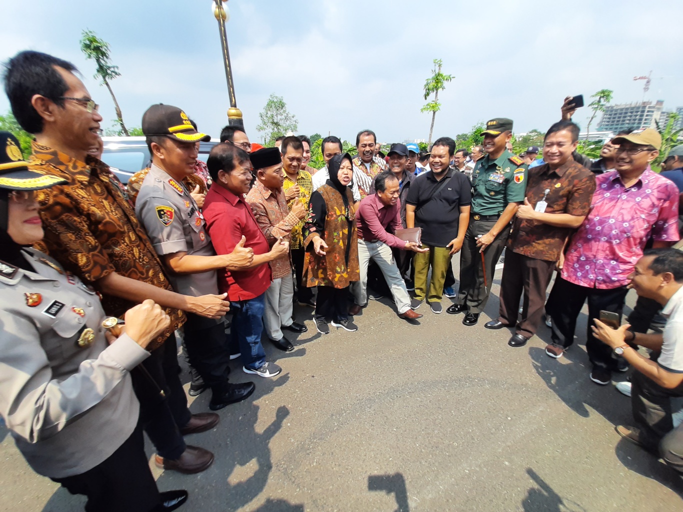 Wali Kota Surabaya Tri Rismaharini saat meresmikan MERR IIC seksi Tambak Sumur. (Foto: Alief Sambogo/Ngopibareng.id)