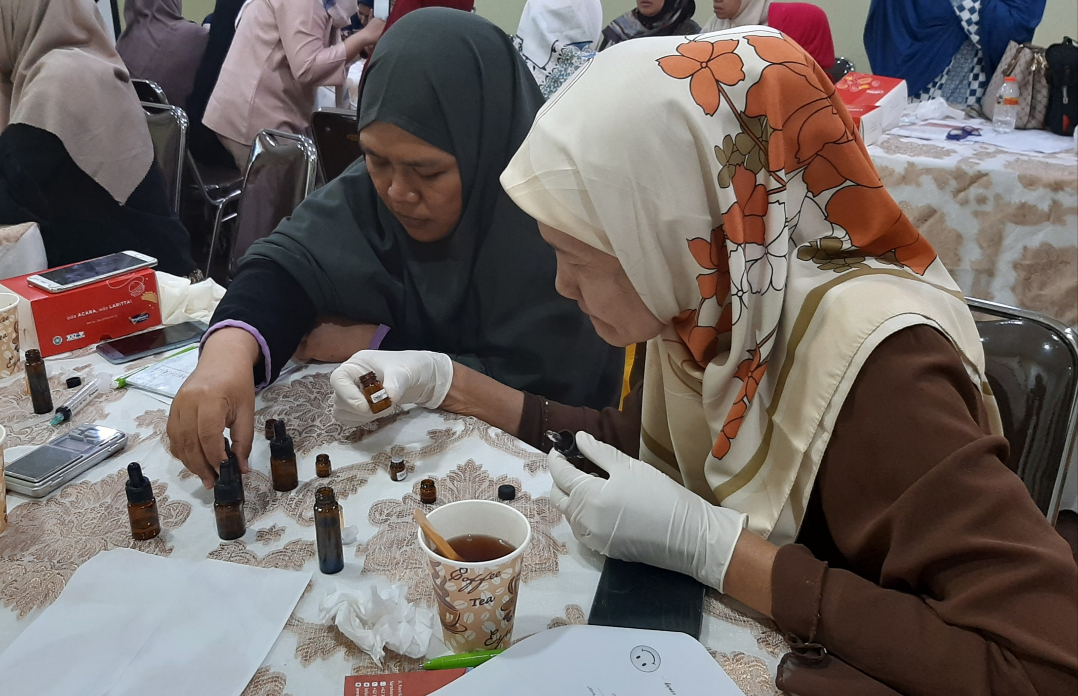 Workshop pembuatan parfum esensial oil. (Foto: Pita Sari/Ngopibareng.id)